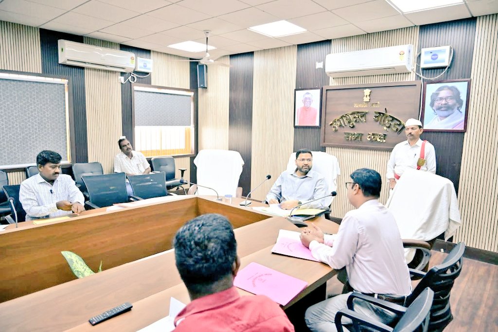 iprdgodda's tweet photo. आज जिला सामाजिक सुरक्षा कोषांग से संबंधित विभिन्न योजनाओं एवं कार्यों की समीक्षात्मक बैठक आयोजित की गई।
#Godda #SocialSecurity #PensionScheme #PublicWelfare #TeamPRDGodda
@prdjharkhand
@JharkhandCMO
@dcgodda https://t.co/4V3ciOtTuC