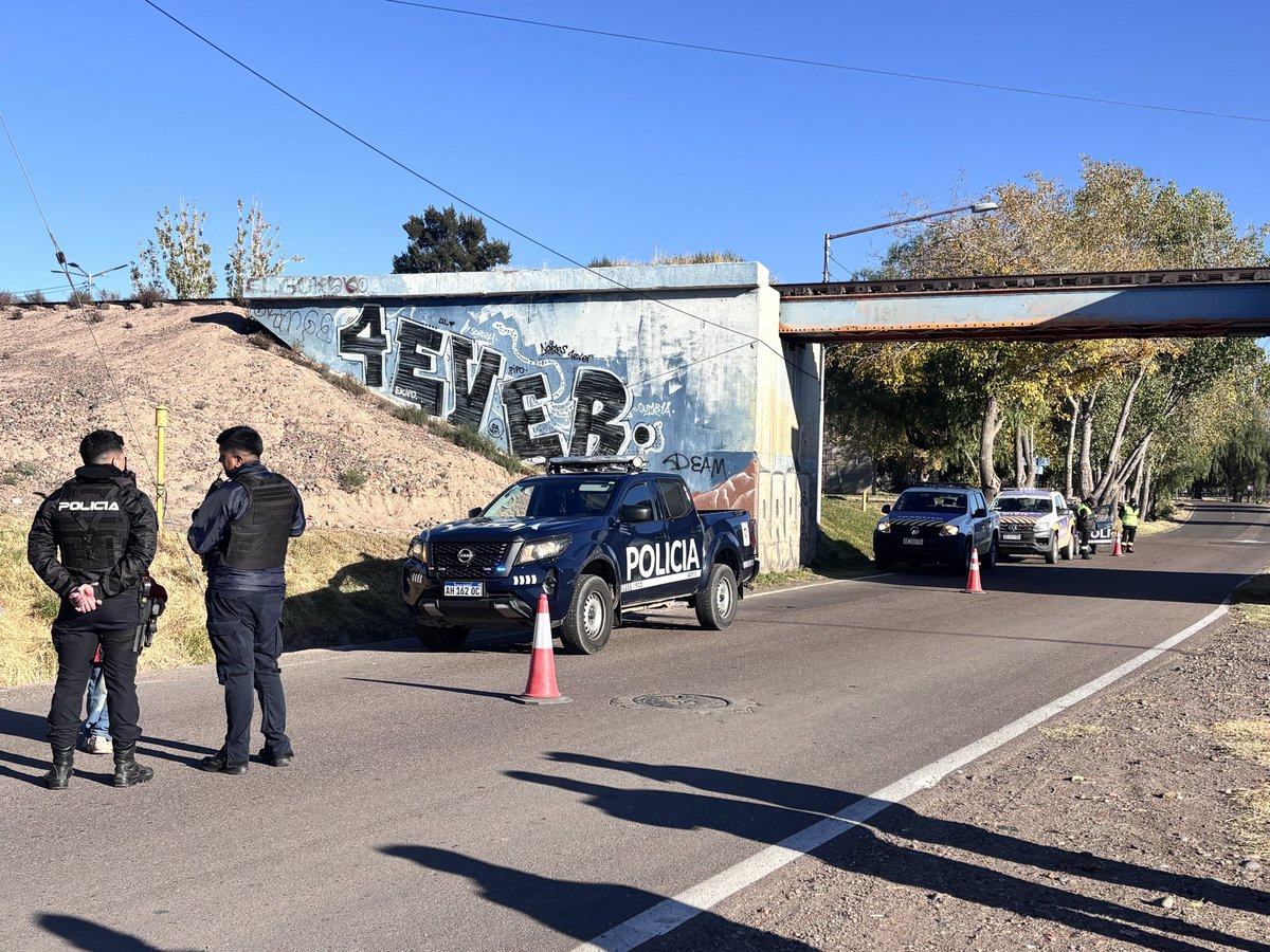 AHORA 🚨🚨🚨 Policías evitaron que una mujer se arrojara del puente de ...