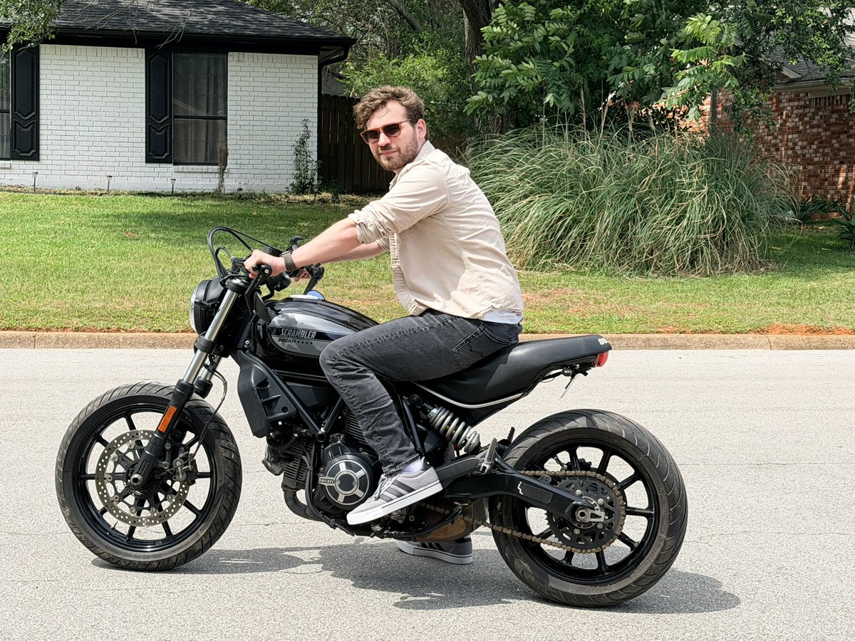 isocratic_'s tweet photo. Motorcycle iso is real https://t.co/dGJ31PKs2T