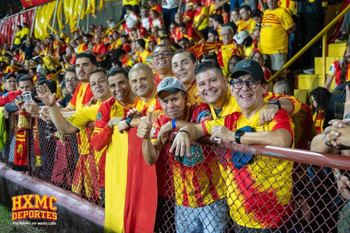ranmarin1973's tweet photo. El sábado antes de la 3️⃣2️⃣🏆❤️💛📸 

Los compas que me ha dejado tantos años de ir al estadio, de SENTIR estos colores…. somos igual de ENFERMOS y apasionados por el @csherediano1921 
Bendito fútbol ✌️

#DaleHeredia https://t.co/fqOkxQrAUj