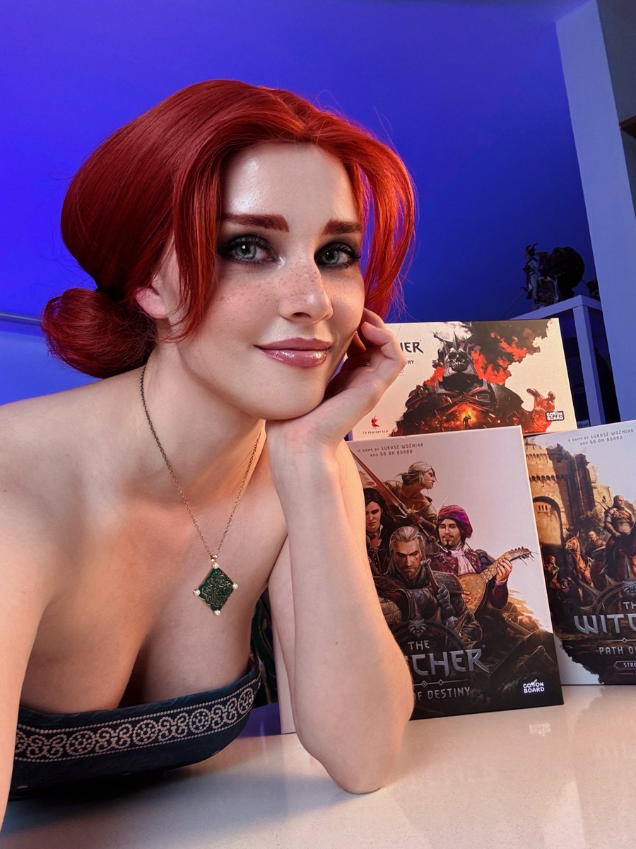 darkest_tale's tweet photo. I love Triss’ char design and outfits so much in the games! ❤️ Though her behavior towards Geralt is questionable, when he had amnesia🤔 
I think I loved her more in the books when she was helping Ciri in Kaer Morhen 🏰
#trissmerigold #thewitcher #trisscosplay #thewitchercosplay https://t.co/bUy0jYZeyG
