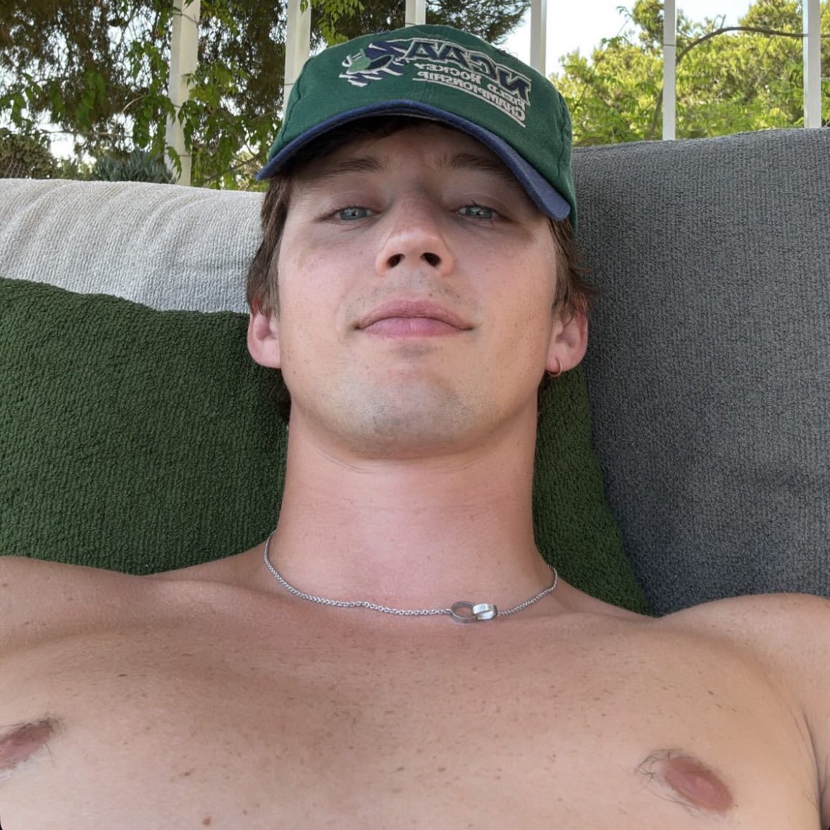 SHIRTLESS TROYE tweet media