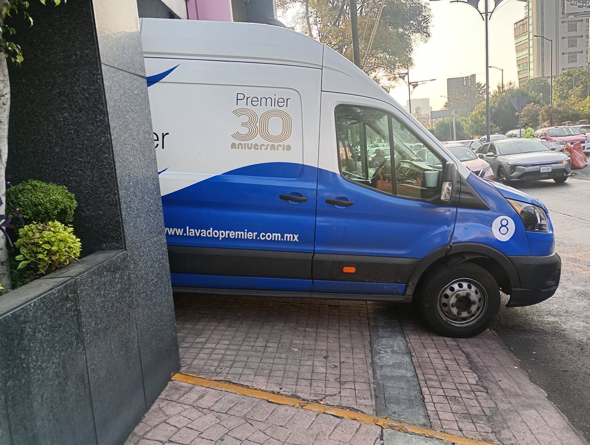 Masteryx's tweet photo. @OVIALCDMX camioneta muy mal estacionada en el @hotelbonn sobre Viaducto antes de Av. Revolución. https://t.co/SUj5mwT7U7