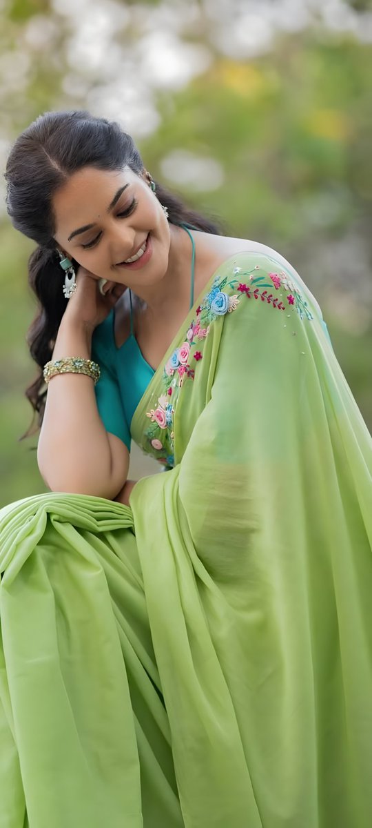 PVeerapandi's tweet photo. Grace in every Drape 💚

Bindu Madhavi HD Thread 🧵👇 https://t.co/SgisIYK3Uc