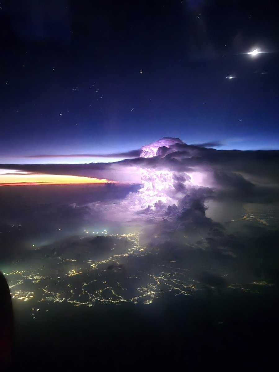 Perth1969's tweet photo. Awesome pic as we put over Jakarta on way to KL. https://t.co/z48NdEizV4