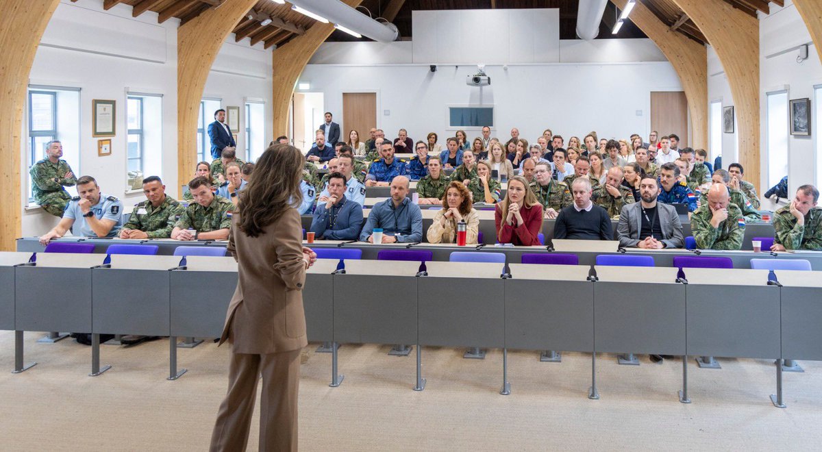 DefensieMin's tweet photo. Het begint bij mensen die verantwoordelijkheid nemen. Defensie gaat niet alleen over materieel of budgetten. Vandaag sprak ik studenten van de Hogere Defensievorming. Mensen die straks mee bepalen hoe we Nederland veilig houden. https://t.co/qXCwWYPvHP