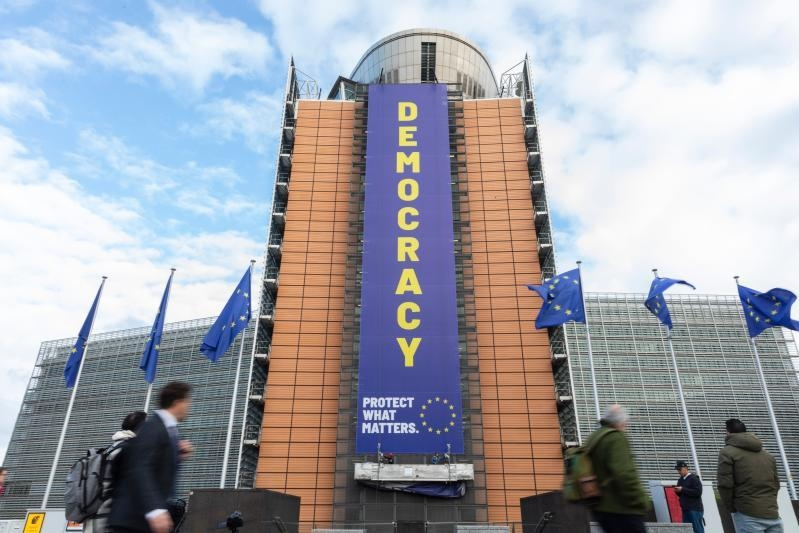 EuropeDirectNA's tweet photo. 🇪🇺 Eurobarometro: forte fiducia nell’UE, con il 75% dei cittadini che riconosce i benefici dell’adesione.
Sicurezza, pace e democrazia restano priorità, cresce il sostegno a una difesa comune 🌍
🔗 https://t.co/ywKjUVRrqM
#UnioneEuropea #Europa #UE #Eurobarometro https://t.co/wqxx2YX2fK