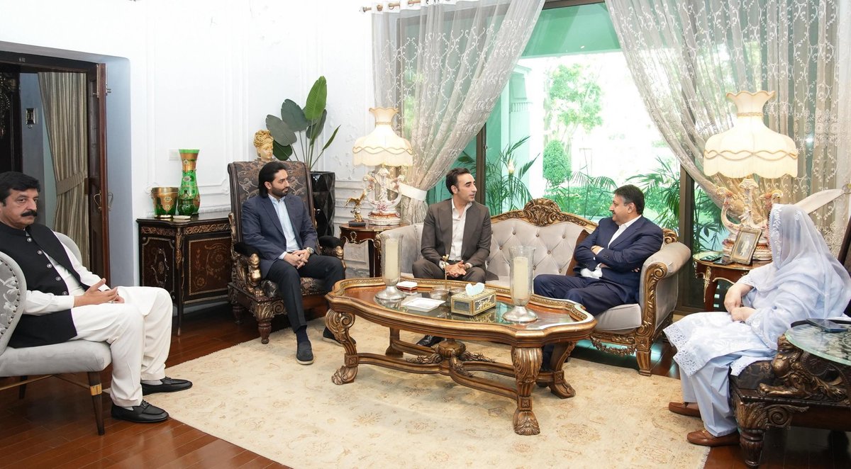 khalid_wagan's tweet photo. Chairman PPP @BBhuttoZardari met renowned Social and Business personality Nawab Shehzad Ali Khan at his residence in Lahore and congratulated him on his daughter’s engagement ceremony. https://t.co/m0bHt9M6Bp