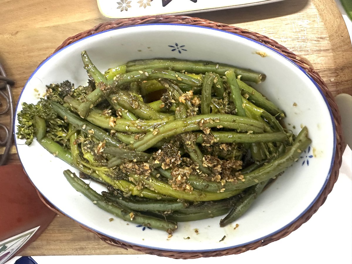 zennyelsie's tweet photo. Nakagutom ang mga exciting news back home. Was time to prepare dinner: grilled pork belly , herbs & garlic sausages which I paired with steamed broccolini and beans and then sautéed in olive oil, garlic and kecap manis and garnished with sesame seeds. #asiancooking #dinnerideas https://t.co/SFiHaYyUF3