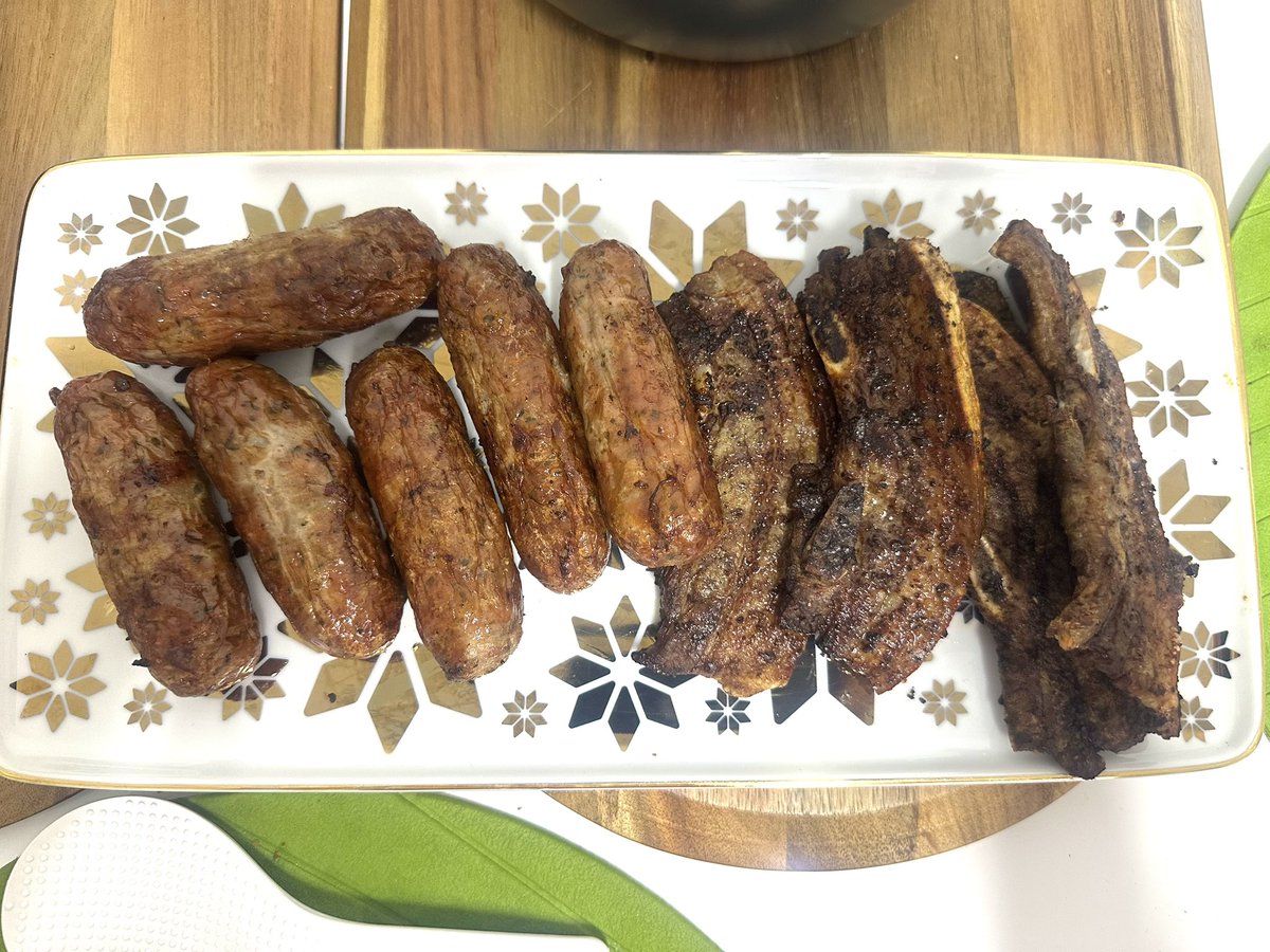 zennyelsie's tweet photo. Nakagutom ang mga exciting news back home. Was time to prepare dinner: grilled pork belly , herbs & garlic sausages which I paired with steamed broccolini and beans and then sautéed in olive oil, garlic and kecap manis and garnished with sesame seeds. #asiancooking #dinnerideas https://t.co/SFiHaYyUF3
