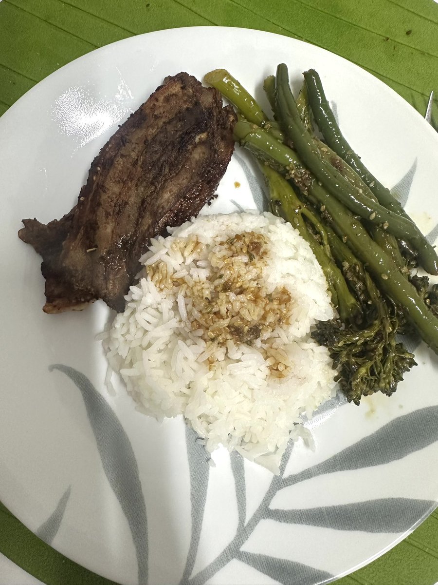 zennyelsie's tweet photo. Nakagutom ang mga exciting news back home. Was time to prepare dinner: grilled pork belly , herbs & garlic sausages which I paired with steamed broccolini and beans and then sautéed in olive oil, garlic and kecap manis and garnished with sesame seeds. #asiancooking #dinnerideas https://t.co/SFiHaYyUF3