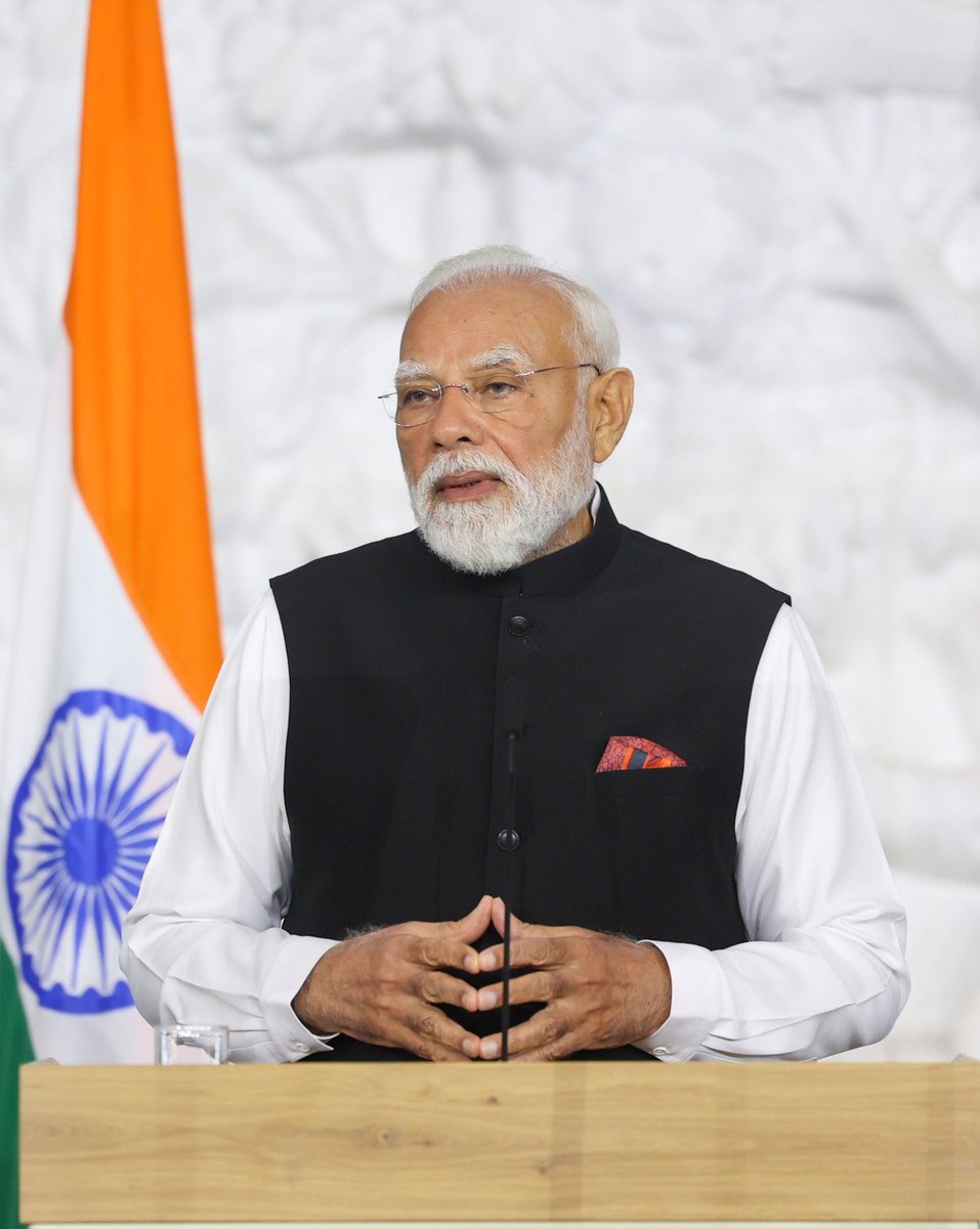 Narendra Modi tweet media