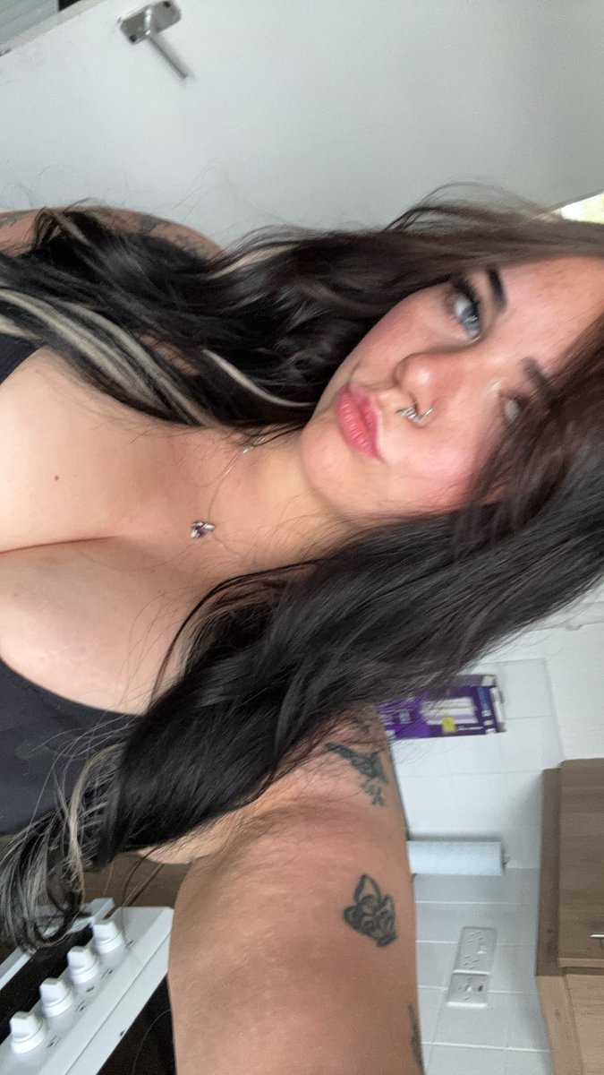 GoddessEllie tweet media