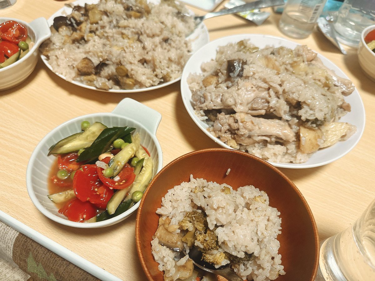 Py1wk's tweet photo. 近所の図書館に、異国飯レシピが期間限定でたくさん展示されてて
マックルーバ🇯🇴とソムタム🇹🇭を作ってみた　　

マックルーバ、シナモン追いがけして食べたら美味しかった
ソムタムはタバスコかけたら現地寄りの味になって良かった

普段あんまり料理しないけど、今度はもっとガチレシピで作ってみたい https://t.co/x0WzdyuwFH