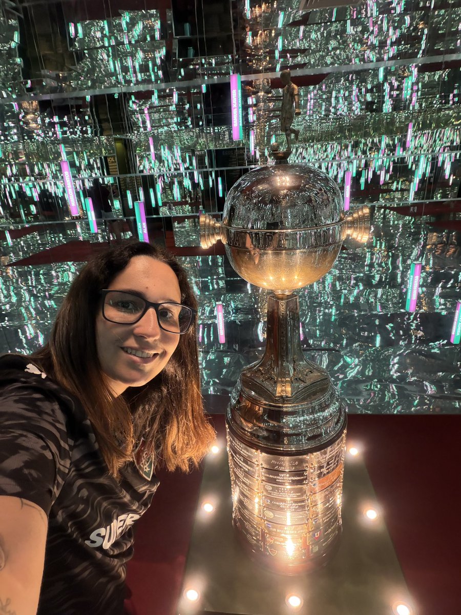 lanamrdc's tweet photo. Com ela, a mais linda de todas 🏆💚❤️
Só eu sei o quanto que eu sonhei.
Mas eu quero mais!!!
Que João de Deus nos abençoe hoje em mais uma batalha. 
Vamos pra cima Fluzão!!!
@FluminenseFC https://t.co/Ja0RBrr8rn