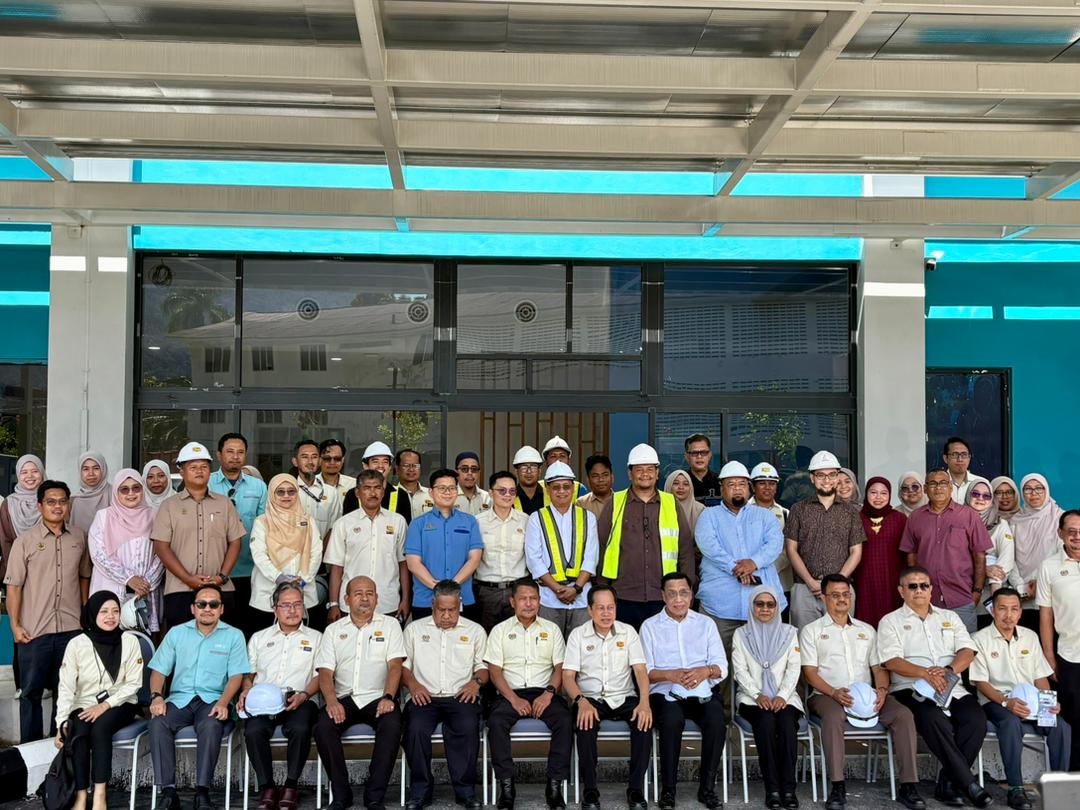 TkpkrBangunan's tweet photo. 19 Mei 2026 - YBhg. Dato' Timbalan Ketua Pengarah Kerja Raya (Sektor Bangunan) turut hadir ke Lawatan Kerja YB Datuk Seri Dr. Timbalan Menteri Kerja Raya ke tapak projek Pembinaan Bangunan Stor Farmasi Logistik dan Farmasi Steril Hospital Taiping, Perak (Reka dan Bina).

Lawatan ini memberi ruang kepada pihak pengurusan tertinggi untuk meninjau kemajuan pelaksanaan projek di tapak, menilai tahap penyelarasan kerja antara pihak terlibat serta meneliti pendekatan pelaksanaan yang diterapkan bagi memastikan projek berjalan secara teratur, berfokus dan menepati keperluan yang telah ditetapkan.

Pelaksanaan projek ini memperlihatkan tahap perancangan dan penyelarasan yang baik, khususnya dalam memastikan kemudahan yang dibangunkan mampu menyokong keperluan operasi farmasi dan logistik hospital secara lebih sistematik, selamat dan efisien. Tumpuan terhadap aspek teknikal, fungsi ruang serta keperluan pengguna akhir turut menjadi elemen penting dalam memastikan hasil pembangunan benar-benar memberi nilai tambah kepada perkhidmatan kesihatan di Hospital Taiping.

Melalui lawatan ini, beberapa aspek utama turut diberi perhatian termasuk kemajuan fizikal, pematuhan jadual, kualiti kerja, keselamatan tapak serta kesiapsiagaan pihak terlibat dalam memastikan projek mencapai objektif pelaksanaannya. Secara keseluruhannya, pelaksanaan projek ini menunjukkan komitmen tinggi semua pihak dalam merealisasikan kemudahan kesihatan yang lebih tersusun, berkualiti dan berupaya menyokong penyampaian perkhidmatan kepada rakyat.

#IamJKR
#JKRsynergy
#JasaKepadaRakyat