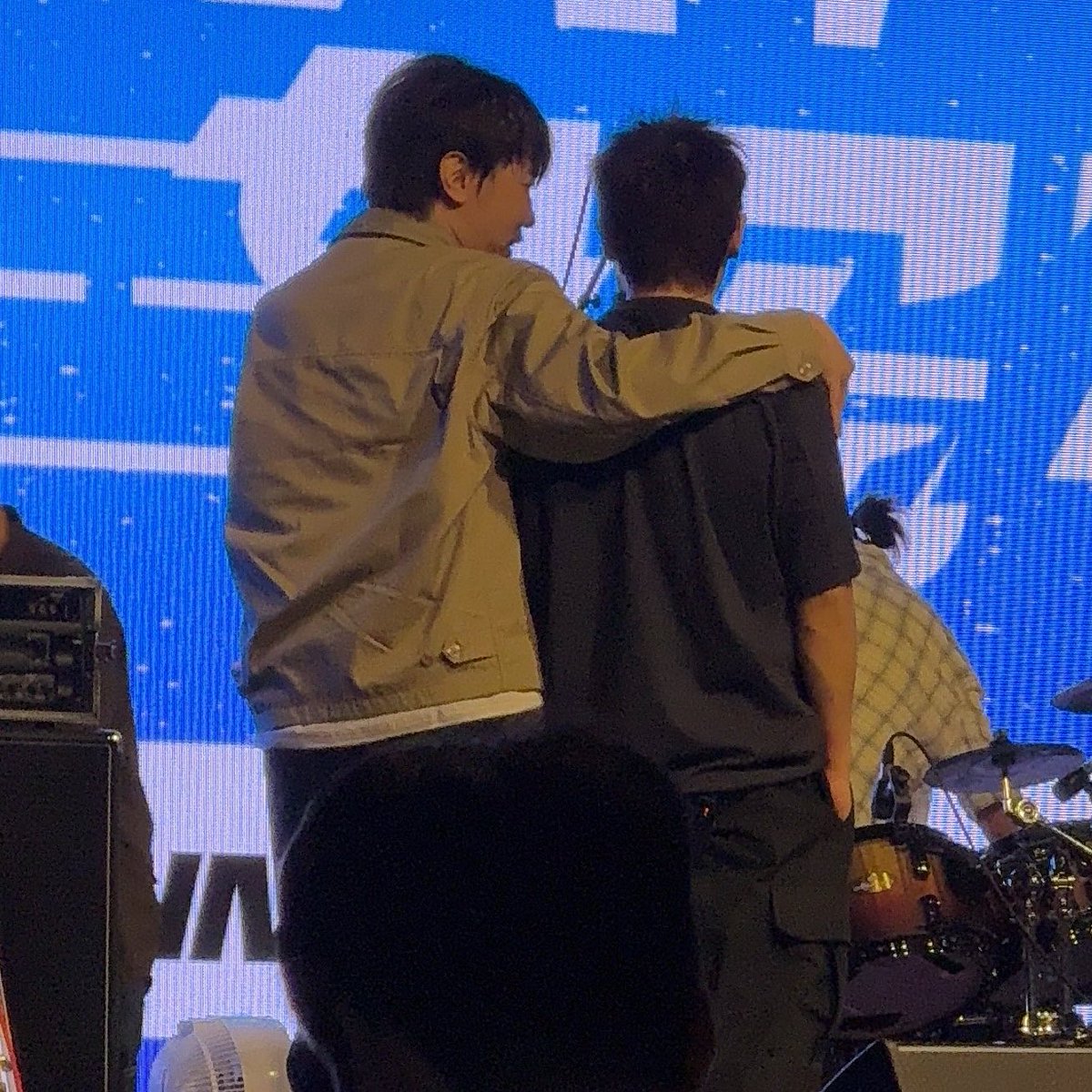 lliiee22__'s tweet photo. 둘이 무슨 얘기 하고 있을까 https://t.co/qrt2Sxrr6q