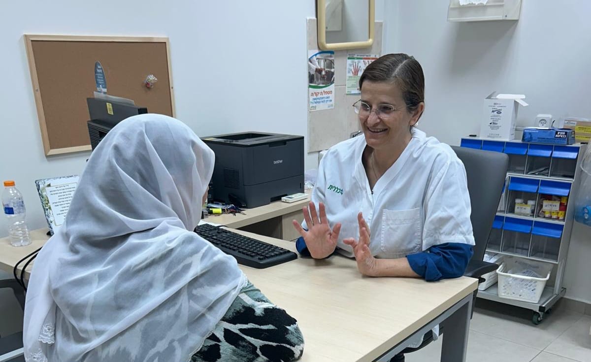 IsraelinPeru's tweet photo. La Dra. Nadia Khir, la primera mujer drusa israelí en convertirse en médico, fue homenajeada esta semana en la conferencia "Her Stage", organizada por Miriam Adelson e Israel Hayom, por su extraordinaria contribución a la sociedad israelí y al empoderamiento de generaciones de mujeres drusas.

La Dra. Khir, ginecóloga sénior de Clalit Health Services, creció en la aldea drusa de Julis, en el norte de Israel, en un hogar marcado por las dificultades económicas y los desafíos personales. Presenciar la lucha de su madre contra la enfermedad la inspiró a estudiar medicina en una época en la que ese camino se consideraba casi imposible para las mujeres drusas.

En 1985, se convirtió en la primera mujer drusa en Israel en ser admitida para estudiar medicina en el Technion – Instituto Tecnológico de Israel. Hoy, atiende a mujeres de diversas comunidades árabes en el norte de Israel a través de las clínicas Clalit en Julis, Tamra, Jatt y Yanuh.

Hoy, sus tres hijas cursan estudios superiores, una de ellas medicina, continuando así un legado que abrió puertas a toda una generación de mujeres.

Fotos: Clalit Health Services