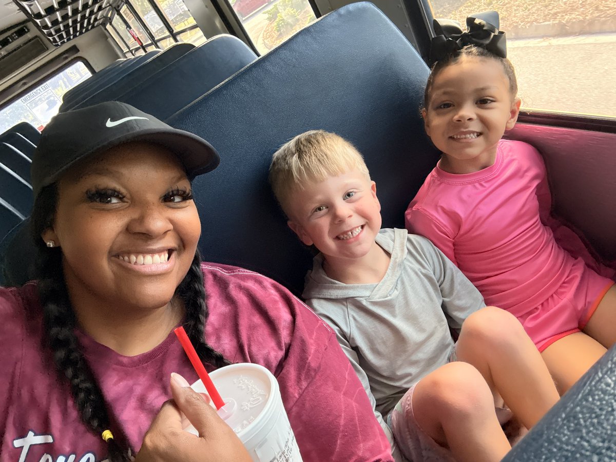 SoaringLeaders's tweet photo. Last field trip for the soaring eagles! @RichlandTwo @ForestLakeEagle @Bjackson_FLE @Davis_FLE @stnewton9  #last4KHoorah https://t.co/ZQgScBCQYE