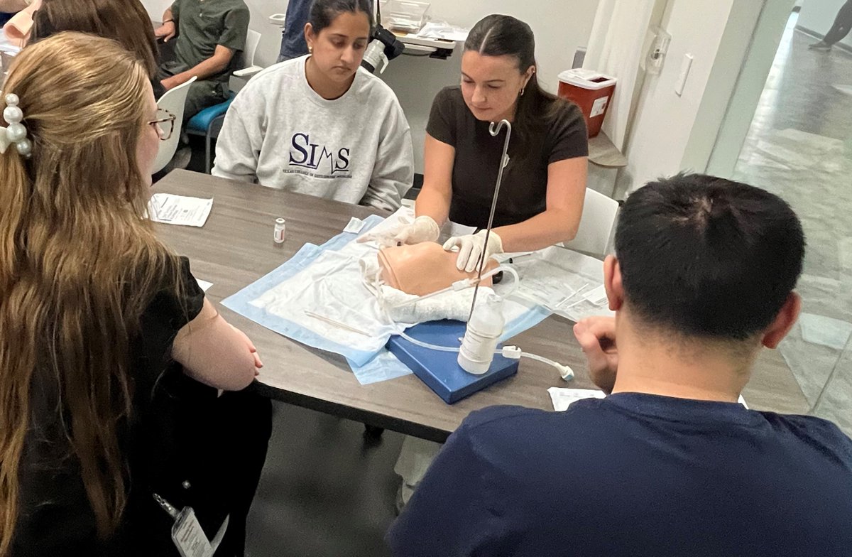 UNTHealth_TCOM's tweet photo. Knee injections, ultrasound &amp; physical exam work were all part of the second dive into the Simulation Center for our year 1 students. They won’t be OMS-I for much longer, but this was a great opportunity to prepare for what lies ahead in year 2 of medical school. Great work! 👏 https://t.co/YwY0kbcAQw