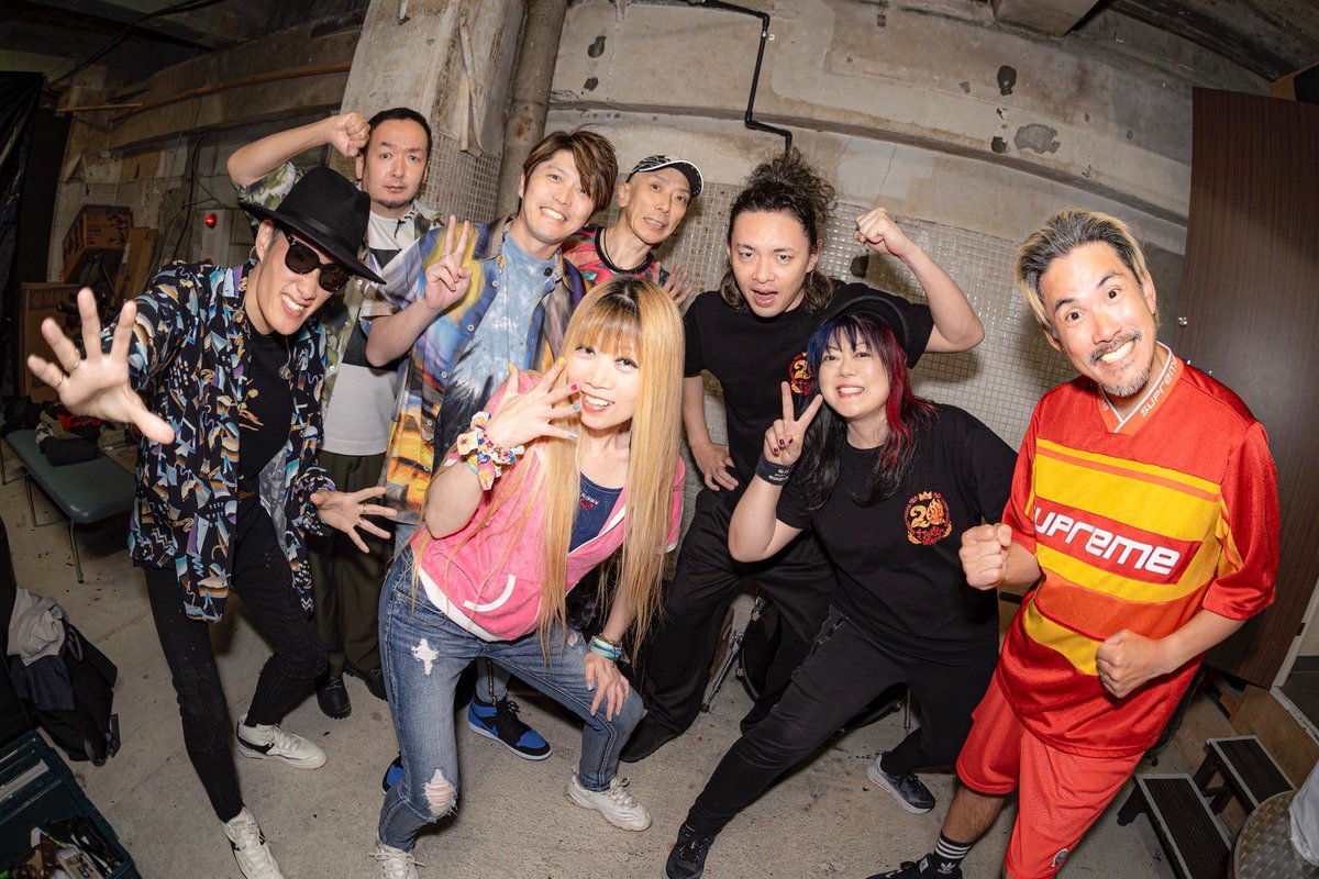 TAKE_FLOW's tweet photo. どーも　＼#FLOWフェス 直前／

【出演してくれる最高のアーティスト達を勝手に紹介させて下さい！！！#4 】

「打首獄門同好会」

ライブ強者の3人がFLOWフェスに降臨してくれます
打首獄門同好会は2004年に結成されたスリーピースバンド。男性ギターヴォーカル大澤敦史会長と女性リズム隊じゅんこさんあすかさんという珍しい男女混合編成で活動中。7弦ギターと5弦ベースの織り成す重め攻め気なサウンドにして、やたらと生活感溢れるユルい歌詞を乗せた独得のスタイルが「生活密着型ラウドロック」という新たなジャンルを確立、誰もひとっつも予想していなかったくらいの躍進を遂げる。暴れん坊から、お子様、おじいちゃんまでファンの層は謎に幅広い。本人達にそんな狙いは別に無かったんだけど、結果的に幅広い。
一方的にずっと大好きだったバンドです
「FLOW THE PARTY」にも初期の段階からお声がけ候補に挙げさせていただいてました
2023年『U&Make Live Fes 2nd.』にて対バンさせてもらったのですが
キッカケはシンガーソングライターの「なかねかな」さんと打首さんの対バンに遊びに行かせえてもらって
図々しくも打ち上げまで参加しこの想いを伝えてからお近づきさせていただきました
その後なんと同じタイミングでお互いの対バンに誘い誘われるという奇跡が起きました
「FLOW THE PARTY 2024」
4/21高松
打首獄門同好会対バンツアー「20!+39!=59! TOUR」
岐阜　滋賀
LIVEスタイルが超独特
VJが常駐で曲に合わせて作成されたオリジナル映像が曲とともに楽しめます
その視覚と聴覚からの刺激が彼らの独特な世界観を形作っています
つまりこの日他のどのバンドよりもアニメ映像が流れます
代表曲「日本の米は世界一」
そのほかライブ中にスクワットさせられる曲があります
デリシャススティック(うまい棒)の配布はぴあアリーナMMではあるのか？
《アニソン枠》
まずアー写がアニメキャラ
「極主夫道」『シュフノミチ』『極・夫婦街道』
「それだけがネック」『それだけがネック』
《ほぼアニソン枠》
「カンガルーはどこに行ったのか」テレビ番組「しまじろうのわお!」タイアップ曲
「布団の中から出たくない」テレビアニメ「コウペンちゃん」第44話特別エンディングテーマ（配信限定）
誰も置いてかない初見殺しのライブ強者のステージを大いに楽しんでください
#FTF2026 #打首獄門同好会