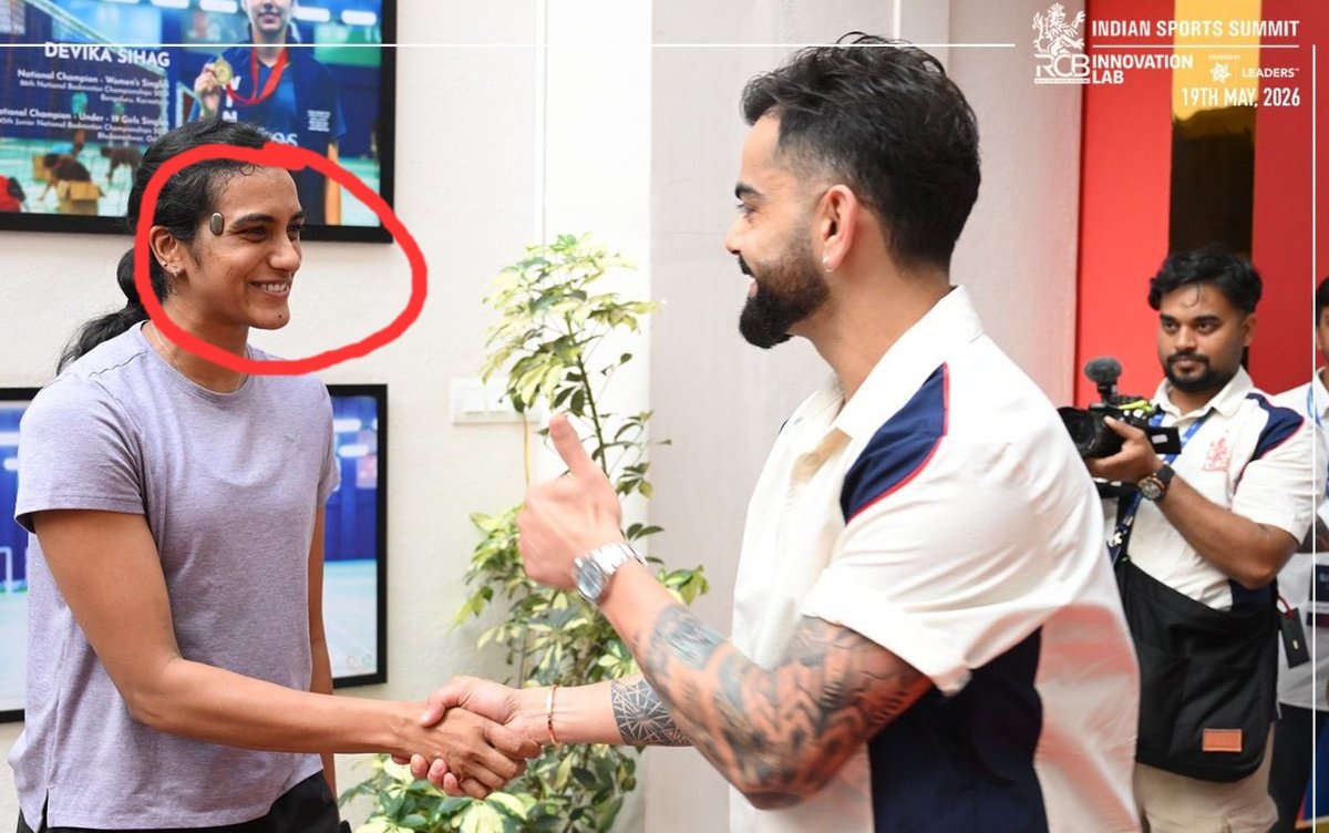 Sourav Raj कोहली से मिलते समय PV Sindhu अपने दिमाग के पास क्या लगाई हुई हैं ? # ...