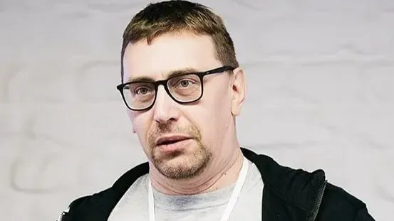 echofm_online's tweet photo. ❗️ Михаил Климарёв — о новых шпионских функциях, найденных в мессенджере Max: «Хоть что-то у нас в безопасности — у нас дыра в безопасности»

Анонимный программист, использующий псевдоним zaraexe, проанализировал APK-файл (установочный файл для Android) мессенджера Max. Результаты своего исследования он опубликовал на платформе для специалистов Habr.

Специалист утверждает, что при установке приложения на гаджет оно получает полный доступ к адресной книге, информацию обо всех имеющихся на телефоне приложениях, включая VPN, и об использовании VPN, может подменять сообщения, распознавать речь, идентифицировать говорящего по голосу, реагировать на ключевые слова и выполнять ещё ряд шпионских функций.

Исполнительный директор «Общества защиты интернета» Михаил Климарёв в эфире программы «Эха» «Прямо сейчас» подтвердил небезопасность мессенджера и порекомендовал российским пользователям завести «максофон» — отдельный телефон для российских приложений. По его словам, уже около 25 российских сервисов не только выявляют использование VPN, но и могут вмешиваться в работу гаджета. Поэтому, подчеркнул эксперт, «любые российские приложения опасны для вас и для VPN, которыми вы пользуетесь».

💬 «Представьте, что вы забыли выключить VPN и зашли, например, на "Озон". "Озон" определил и заблокировал IP-адрес вашего VPN. Но этим же IP-адресом пользуетесь не только вы, а десятки, сотни или даже тысячи людей. Получается, для них он заблокирован тоже. Поэтому все VPN сейчас под большой угрозой. Да, провайдеры VPN делают сплит-туннелирование. Но оно замедляет работу телефона. 20 тоннелей – окей, 100 тоннелей – окей. А если нужны 400 тысяч тоннелей, а к этому и подходит? Ни один телефон на такой объем вычислений не способен», — объяснил Климарёв.

Он добавил, что, по его мнению, к августу многие VPN-сервисы будут заблокированы, и в ближайшее время следует ожидать кратного роста цен на VPN.