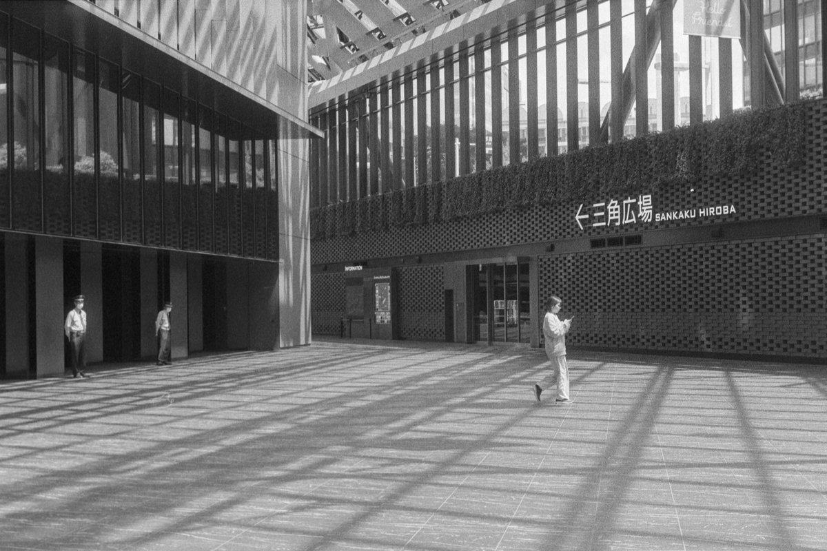 alibi5753's tweet photo. #MinoltaX700 で新宿住友ビルの中
←三角広場
〇△□展がなつかしい、、、
MinoltaX700 + #rokkor55mmf17 + #agfa400
#自家現像 https://t.co/JR9mpVP8Jh