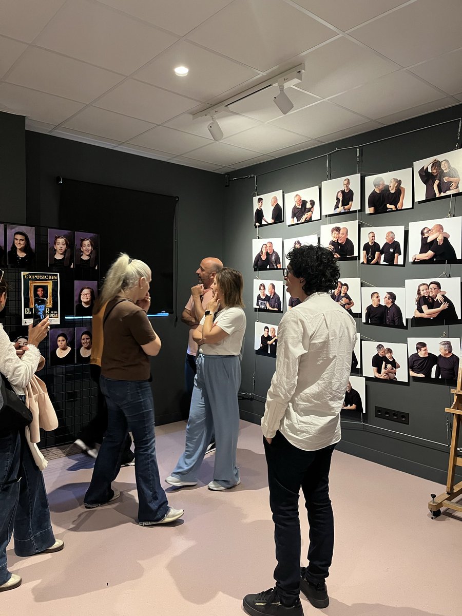 TaecUma's tweet photo. Ponemos la mirada a unos días atrás, al 7 de mayo, pues fue el día en el que los chicos y chicas inauguraron su exposición en la Sala Violeta sumándose al proyecto de la @asociacioncadi , usando fotografías con sus personas cuidadoras y obras que han realizado durante el curso https://t.co/v42bgSzQ5p