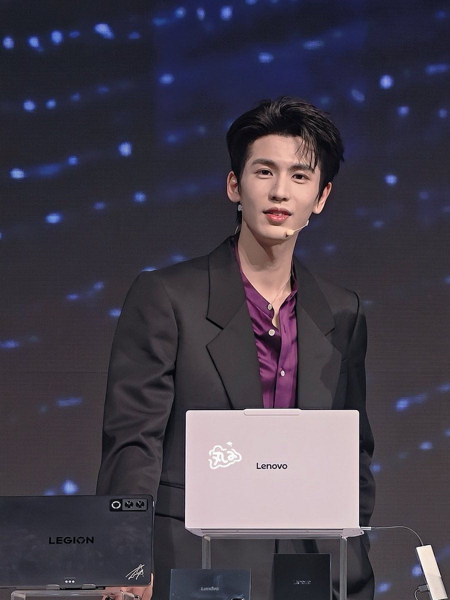 minky66's tweet photo. 紫色很有韵味💜
但又有些可爱🥰
#ZhangLinghe 
#张凌赫 https://t.co/erESrWkTrK