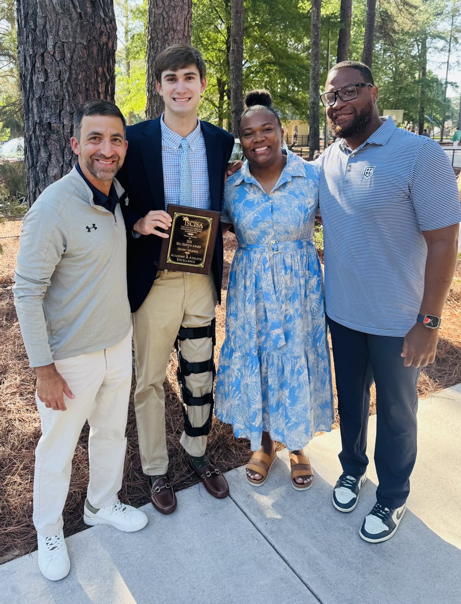 AthleticsHHES's tweet photo. CONGRATS to Henry Morris β26 for winning the Bill Simpson Award!
The Bill Simpson Award is the highest award presented to an individual student-athlete in SCISA. The Award is presented annually to a graduating male & female student-athlete in memory of Mr. Bill Simpson.
#GoHall https://t.co/zaH7styXiq