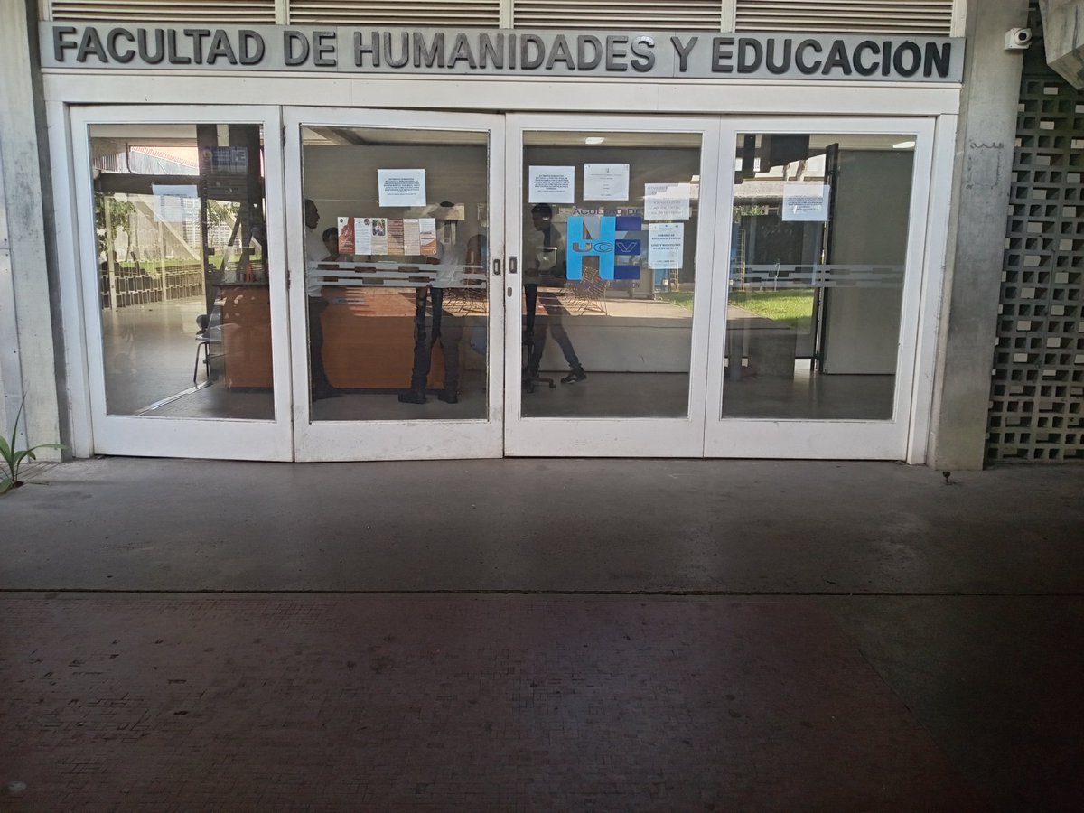 calbertoa's tweet photo. #19May | Asi se encuentran los alrededores de las facultades de Ciencias Económicas y Sociales, Ciencias Jurídicas y Políticas, Ingeniería y Humanidades y Educación la mañana de este martes tras la convocatoria a paro de 24 horas realizado por la @APUCV Via @UCV_Noticias_ https://t.co/e0WbvtkDU9