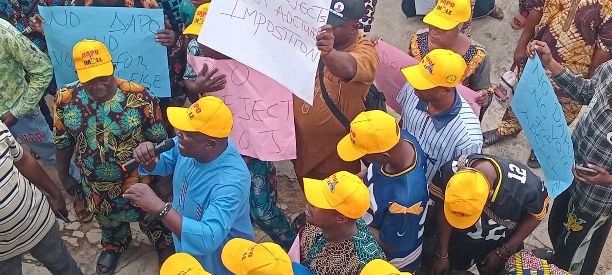 insightlinkstv's tweet photo. PHOTOS: Accord members storm streets to protest alleged "imposition" of current Reps member, Soji Adetunji as candidate for Boripe/Ifelodun/Odo-Otin Federal Constituency. 

Warn @AAdeleke_01 against consequences. https://t.co/cFkzHONVjF