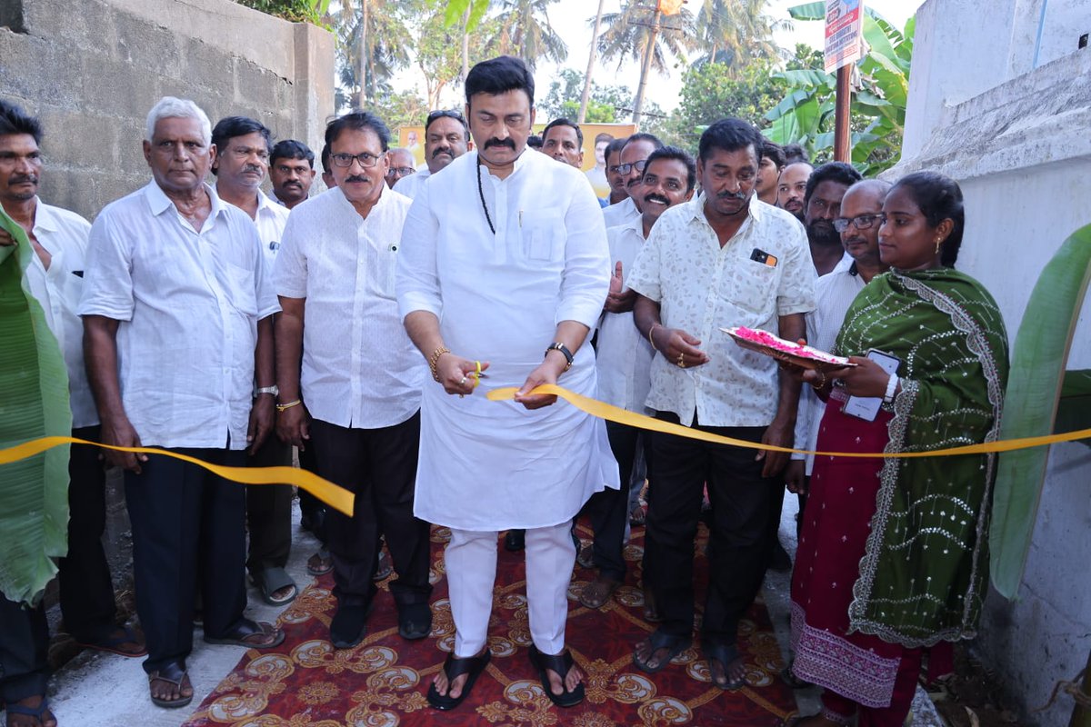 KRaghuRaju's tweet photo. ఈరోజు సాయంత్రం ఉండి మండలం, పెదపుల్లేరు గ్రామంలో 20 లక్షల రూపాయల MGNREGS నిధులతో నిర్మించిన రెండు నూతన సి.సి రోడ్డులను ప్రారంభించాను. ఈ కార్యక్రమంలో స్థానిక నాయకులు, కార్యకర్తలు మరియు ప్రజలు పాల్గొన్నారు.
#IdhiManchiPrabhutvam #RRRForUndi https://t.co/SeXmNuuCLi