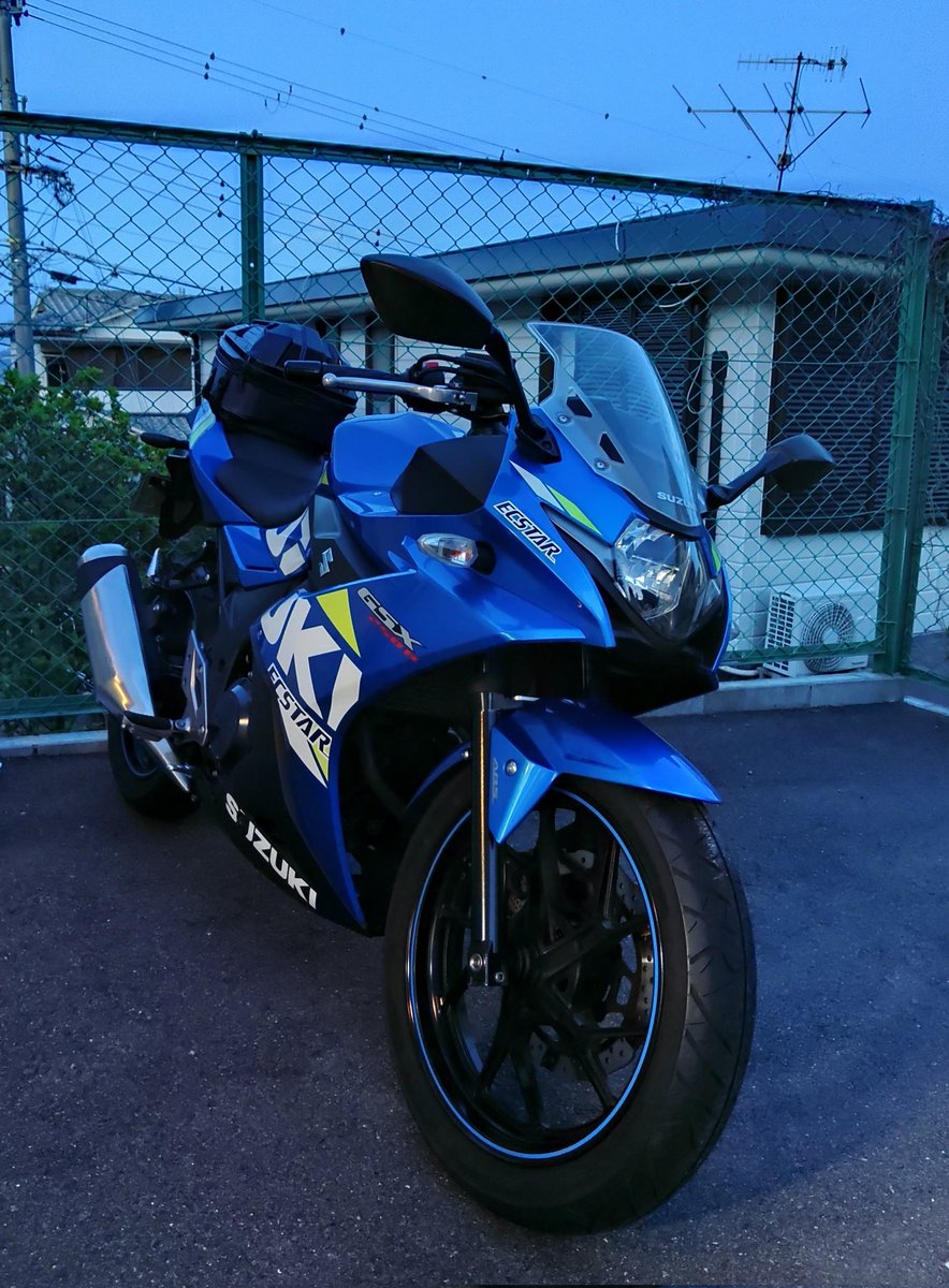 0820Trd's tweet photo. 黄昏時🤓
佇むペケ君がカッコよくて
(自画自賛です😅)
パシャリ📸

今晩の帰宅時は
低シフトで回して
(って言っても8000ﾁｮｯﾄ😅)の
ライドを楽しみました。

ノーマルですがいつもとは違う
力強いエキゾースト音と
トルクフルな走りに
少し酔いしれました😄 https://t.co/LEwkYQnwA6