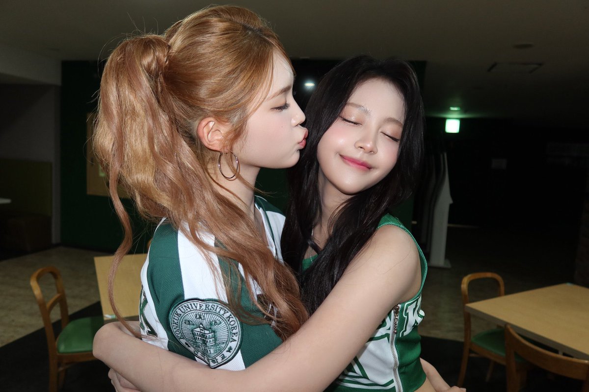4formyana's tweet photo. 유나 입술 완전 흡착판이네ㅋㅋㅋㅋㅋ https://t.co/w50zI4ZGpE