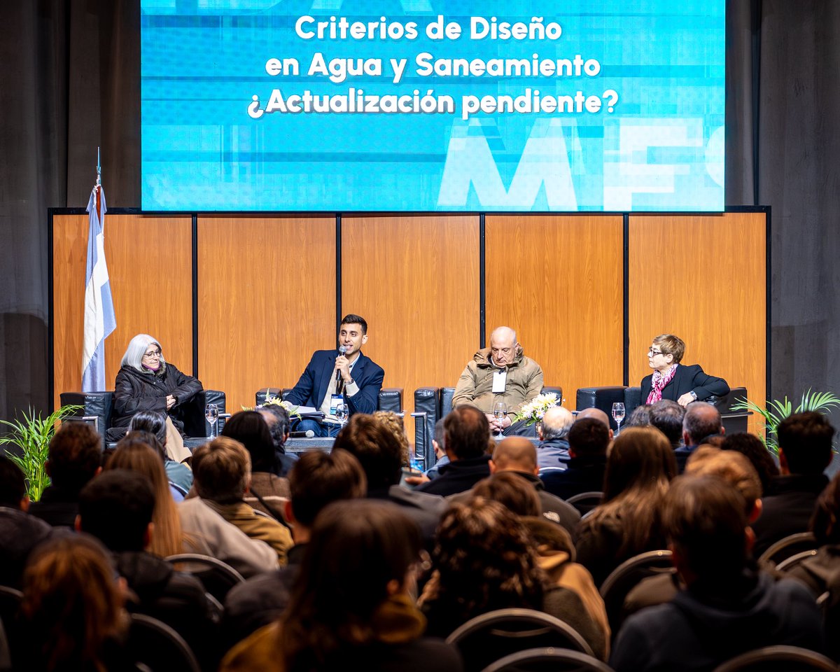 MinSPcba's tweet photo. CRITERIOS DE #SANEAMIENTO: ¿Actualización pendiente?🤔

➡️El panel, moderado por el Subsec. de Infraestructura de Saneamiento, @JChicala; contó con la presentación de 3 especialistas en materia de agua potable y saneamiento para debatir sobre los criterios y normas en el sector ya existentes. ⤵️