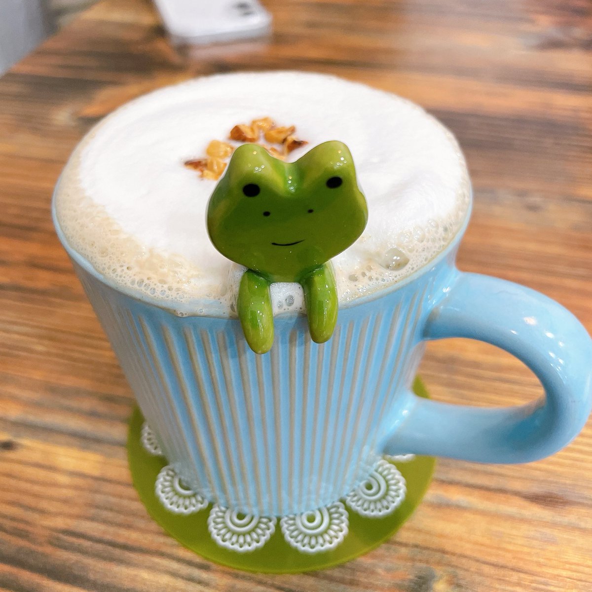 2025_non's tweet photo. 너무 귀엽다… 🐸☕
거품 위에 살짝 걸터앉아 있는 개구리 때문에
컵 자체가 하나의 디저트 작품 같아 보여 ㅎㅎ

파스텔 블루 머그컵이랑 초록 개구리 색 조합도 완전 찰떡이다! https://t.co/ZLhQwr0D2H