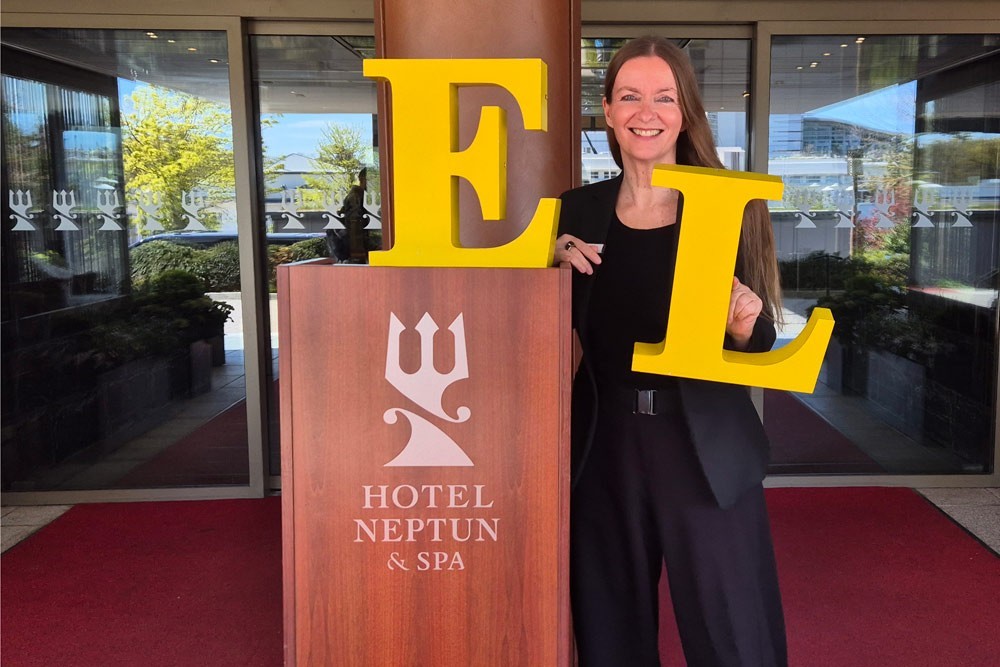 Hotel_NEPTUN's tweet photo. Unsere #Verlosungsaktion geht weiter: PR-Chefin Silke Greven mit den letzten historischen Buchstaben vom NEPTUN-Portal "H", "O", "T", "E", "L". Schreiben Sie uns, warum Sie das NEPTUN lieben! #mitmachen #gewinnen #Gewinnspiel #Ostsee #Hotel #Jubiläum #beach
Foto:#DerWarnemünder https://t.co/Uh50KJ9Tu4