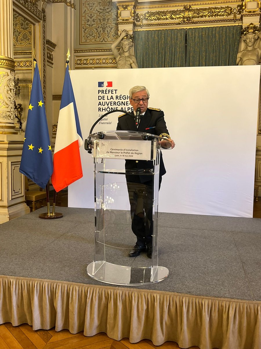 CogEspLyon's tweet photo. 🇪🇸 El Consulado General de España en Lyon da la bienvenida al nuevo prefecto de la región Auvergne Rhône-Alpes, D. Étienne Guyot. El Cónsul General asistió ayer, 18 de mayo, a la ceremonia de toma de posesión celebrada en la Prefectura. Le deseamos mucho éxito en sus funciones. https://t.co/GlGAosiQ6b