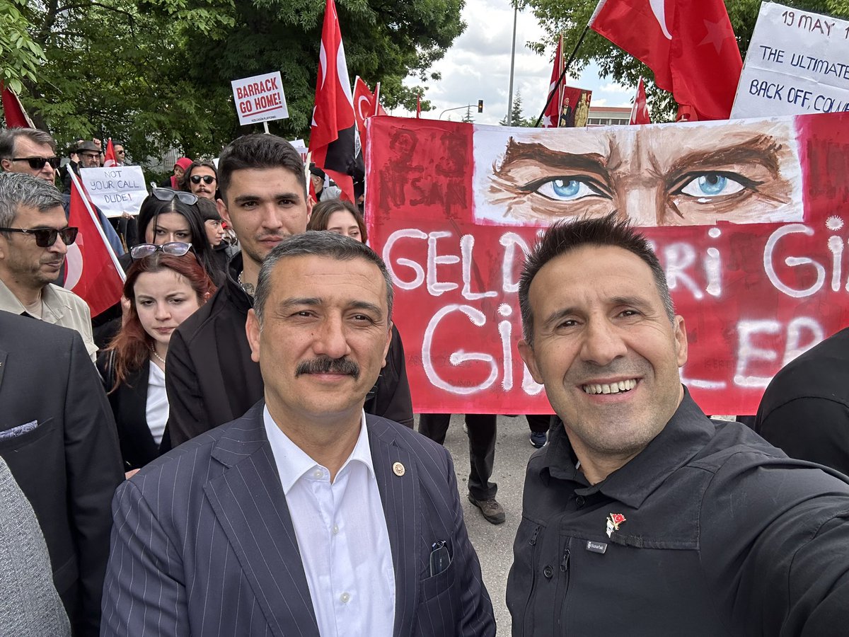 OrkunOzeller's tweet photo. Abd büyükelçiliği önünde Tom Barrack’a yönelik  yapılan protestoya destek veren tek milletvekili. İyi parti genel başkan yardımcısı Selçuk Türkoğlu @YS_Turkoglu 
Her daim Türk’ün yanında… https://t.co/E278YCOJzd