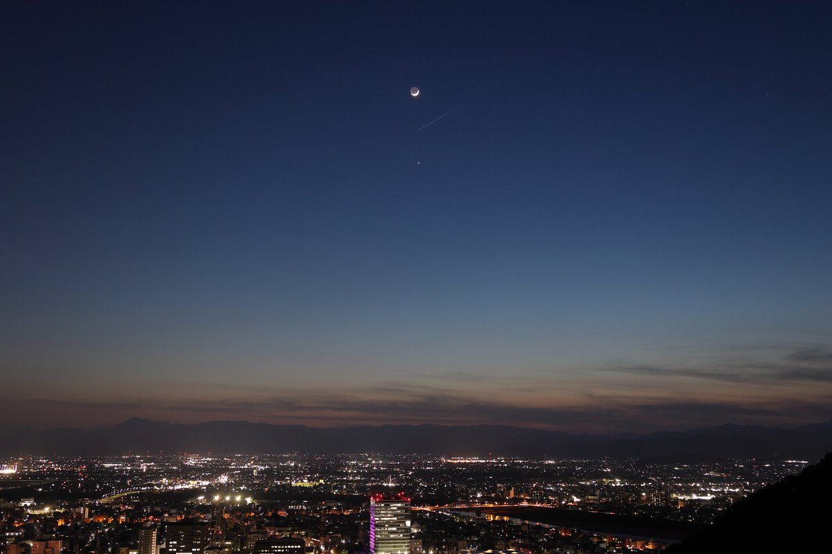 ryukomori's tweet photo. 今日の月と金星の接近を撮影してきました。
月の下が金星です。
#月と金星の接近 https://t.co/5l5VYubIJr