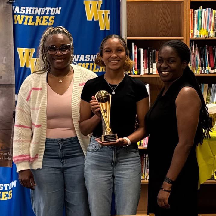 RodrickWel1014's tweet photo. Not only did her and her teammates have a good weekend @ LakePoint this past weekend, but she collected some more hardware last night , 1 of them being Defensive Player of the year. @kaidynbugg @GaStingMcmurray https://t.co/L7bYVnNIX9