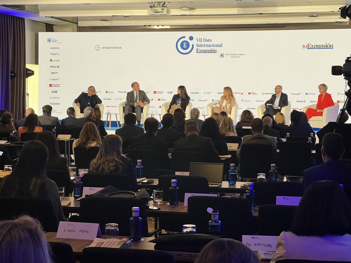MLopezValverde's tweet photo. En el VII Foro Económico Internacional de @expansioncom he compartido cómo estamos llevando la #InteligenciaArtificial de los pilotos a casos de uso reales en la Administración madrileña.

Sanidad, justicia o atención ciudadana ya incorporan soluciones que mejoran tiempos de respuesta, eficiencia y calidad del servicio.

En la @ComunidadMadrid avanzamos hacia una #IA práctica y medible, siempre como apoyo al profesional y al servicio de las personas.