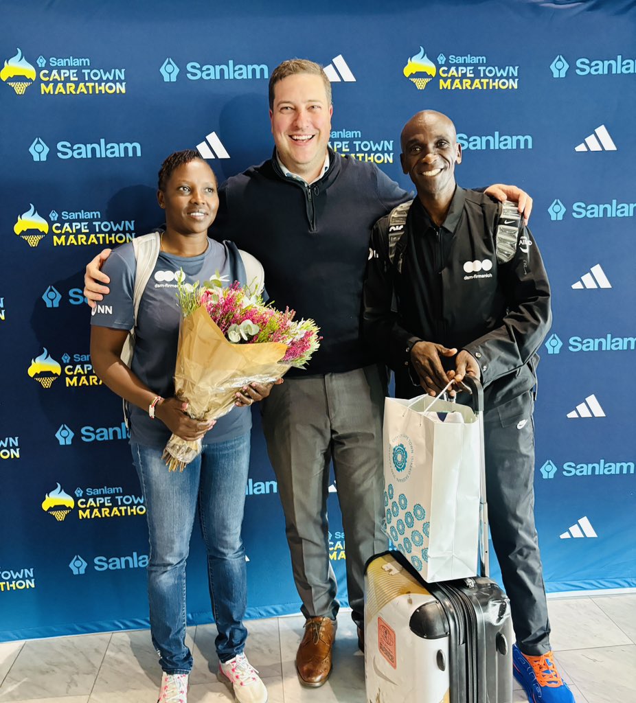geordinhl's tweet photo. Welcome to Cape Town, @EliudKipchoge! 🇿🇦🇰🇪

Eliud is a 2x Olympic Champion and one of the greatest marathon runners of all time. 🏅

We're honoured to have this legend running the Cape Town Marathon this weekend. 👏 https://t.co/gbg7VkWqwd