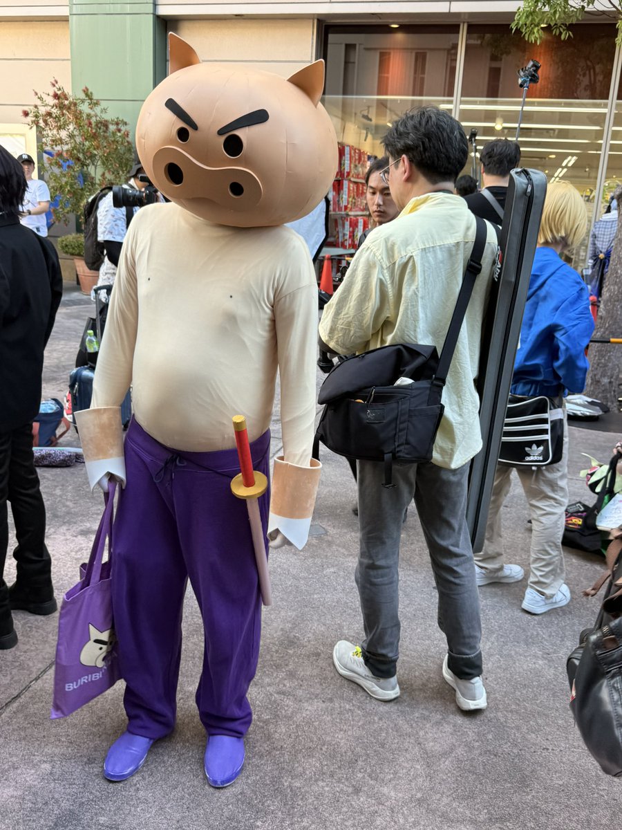 leapenigma's tweet photo. シュール部門
確かにめっちゃ暑かったけど、中々見ない光景で笑って��まった🤣
被り物のコスプレイヤーさん、おつかれさまです
#ストフェス2026
#被り物 https://t.co/xFFLQem3fo