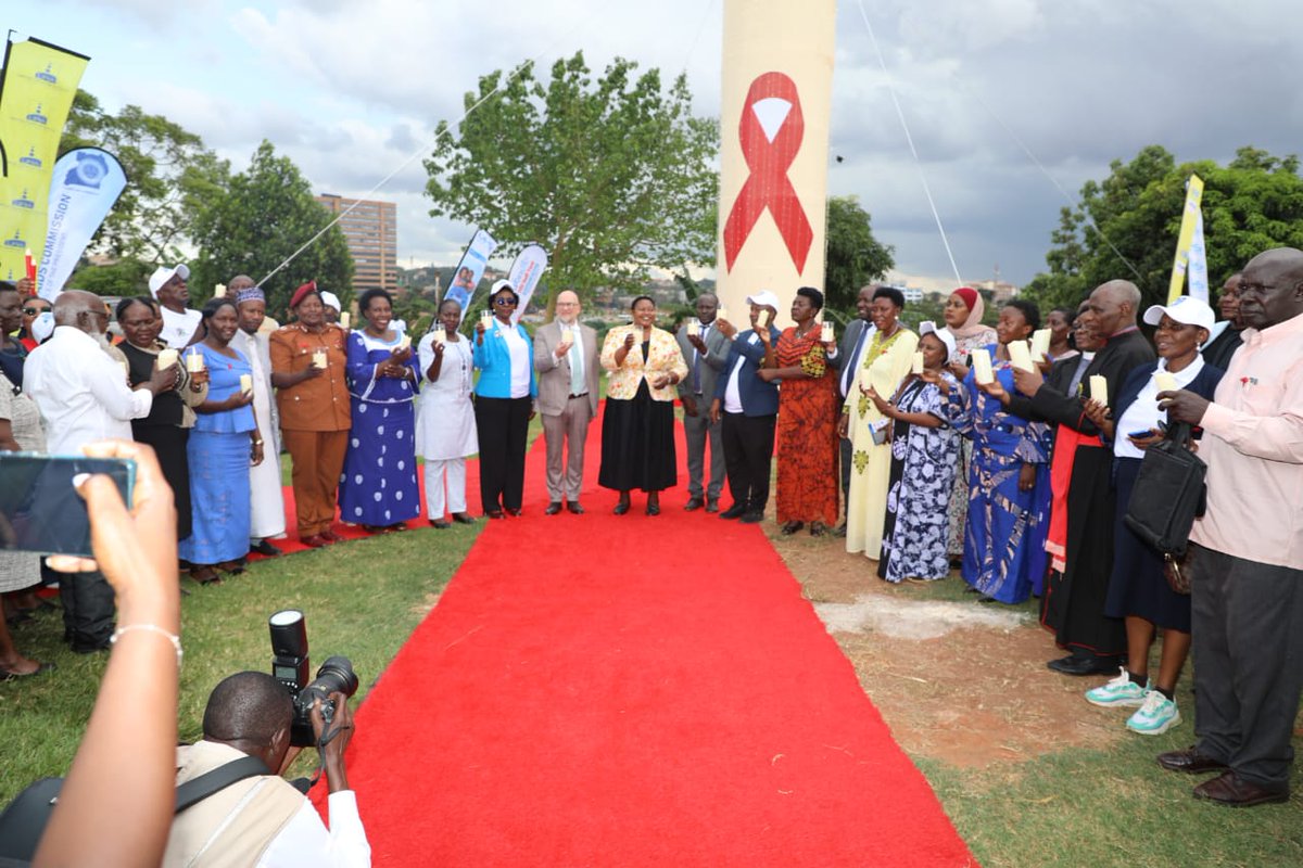 UNAIDS_UG's tweet photo. Representing the @UNinUganda at the #CandlelightMemorialDay  @NyaChingore made a call to:

✅️Invest in women's leadership at every level
✅️Strengthen peer networks and amplify lived experiences.
✅️Accelerate prevention, treatment &amp; care ensuring  universal access. https://t.co/m70Bp84PQR