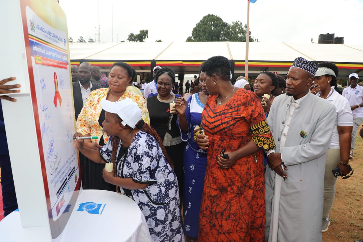 UNAIDS_UG's tweet photo. Representing the @UNinUganda at the #CandlelightMemorialDay  @NyaChingore made a call to:

✅️Invest in women's leadership at every level
✅️Strengthen peer networks and amplify lived experiences.
✅️Accelerate prevention, treatment &amp; care ensuring  universal access. https://t.co/m70Bp84PQR