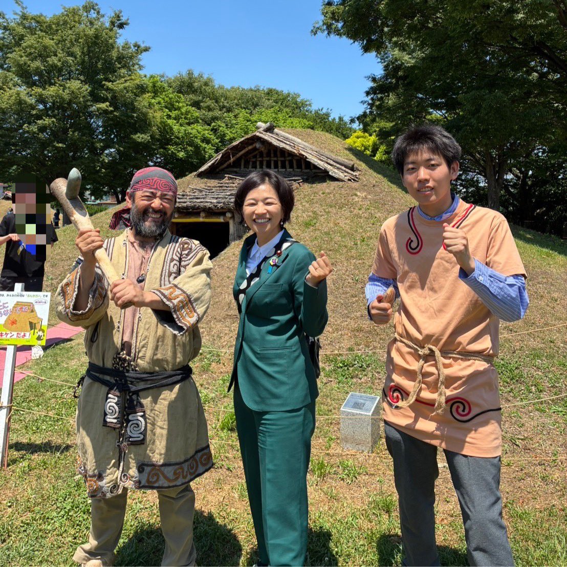 kaoru_gohan's tweet photo. 本日19日は、先般発生した北越高校の部活動遠征中におけるバス事故について、党文部科学部会での議論がありました。辺野古の事件とは性質を異にする部分はありますが、あってはならない事故が続いていることを踏まえ、政府の対応策について、多くのご意見をお寄せいただいています。今後の政策に反映してまいります。

以下先週の活動報告です。
●衆議院本会議などがありました。衆議院・災害対策特別委員会の防災庁設置法案の審議や、参議院・法務委員会の質疑では答弁をさせていただきました。
●自由民主党の古賀篤議員から、「被災地学び支援派遣等枠組み（D-EST）」の取組状況についてお尋ねがありました。
・能登半島地震では、各自治体の教職員等から成る「学校支援チーム」の派遣が行われ、学校再開に大きく貢献していただきました。
・こうした教訓を踏まえ、文部科学省では、教職員等が被災地の学校へ支援に入る「学校支援チーム」の新規設置や機能強化を促進しており、各自治体の取組を今後も支援をしていきたい旨をお答えしました。
●中道改革連合の泉健太議員から、生活スペースの確保に関するスフィア基準を踏まえ、学校施設、特に教室について、避難所として利用することのお尋ねがありました。
・指定避難所として利用する学校施設については、学校が教育の活動の場であることに配慮し、避難所としての機能は応急的なものであることを認識いただいた上で、利用の調整を図る必要があります。
・災害時に避難所として利用する部分とそれ以外の部分との区分等を定めた学校施設の利用計画をあらかじめ策定しておくことが、こうした調整に重要であることなどを申し上げました。
●「著作権法の一部を改正する法律案」について、関係議員への説明を行いました。
 ・同法案は、音楽CDや配信音源が、レストランや店舗などでBGMとして利用された場合等に、アーティスト等の実演家等へ適切な対価を還元できる仕組みを新たに導入するものです。
・海外では広く導入されている仕組みですが、日本では未整備だったため、日本のアーティスト等は海外で楽曲が利用されても適切な対価を得ることができないという課題がありました。 
・今回の改正は、アーティスト等への適切な対価還元を進めるとともに、日本の音楽・アーティストの海外展開にも資するものとなりますので、成立を期してまいります。
●研究開発学校として柔軟な教育課程に取り組む目黒区立大岡山小学校を視察させていただきました。
・同校では、授業1コマを45分から40分に短縮し、生み出した年間127コマの一部を用いて、子どもたちの「自己選択学習の時間」や、取組を充実させるための先生方の研修などを行っておられます。
・校長先生や学校の先生方からお伺いさせていただくとともに、子どもたちからもお話を伺いました。授業編成を工夫し、学校を挙げて、より良い教育を創り出していこうとされていることを感じました。本年度行う学習指導要領の改訂にあたっても活かしていきたいと考えています。
●上記以外にも、様々な方々にお話を伺い、教育政策についての検討を進めています。
・教育改革に取り組んでいる自治体の教育長の方々や、AI等の有識者の方々から、それぞれ、今後の教育政策のあり方についてお伺いしました。
・文部科学省が後援する「EDIX 教育総合展」に伺いました。学校のDX化の最前線の様子を出展者の方々からお伺いさせていただきました。
●先週も政策勉強会を開催させていただき、中東情勢への対応、文部科学大臣政務官として取り組んでいる教育政策の動向など、お話させていただきました。
・質問コーナーでは、教職員自身の学びの機会の確保、政策と現場の乖離をうめる方策、教育のあり方など多くのご質問やご意見をいただきました。
・次回は今月31日（日）10:30～西東京市民文化プラザで予定しております。
●超党派の当選同期と立ち上げた和平調停の勉強会で、スイス、オマーン、トルコの方々から取組みをお伺いしたり、日本・アラブ首長国連邦（UAE）友好議員連盟で中東情勢についてお伺いしたりしました。
●そのほか、労働政策、成年後見制度、銀行不正融資問題、林業振興、運送業や自動車整備業における中東情勢の影響、直近の政府外交などについても、情報収集や意見交換をさせていただきました。
●向山じゅん衆議院議員のInstagram Live「むこじゅんlive」にお邪魔させていただき、大臣政務官として試行錯誤中のことなど、お話させていただきました。追って、向山さんのYouTubeチャンネルでもアーカイブ配信予定です。

続く📝