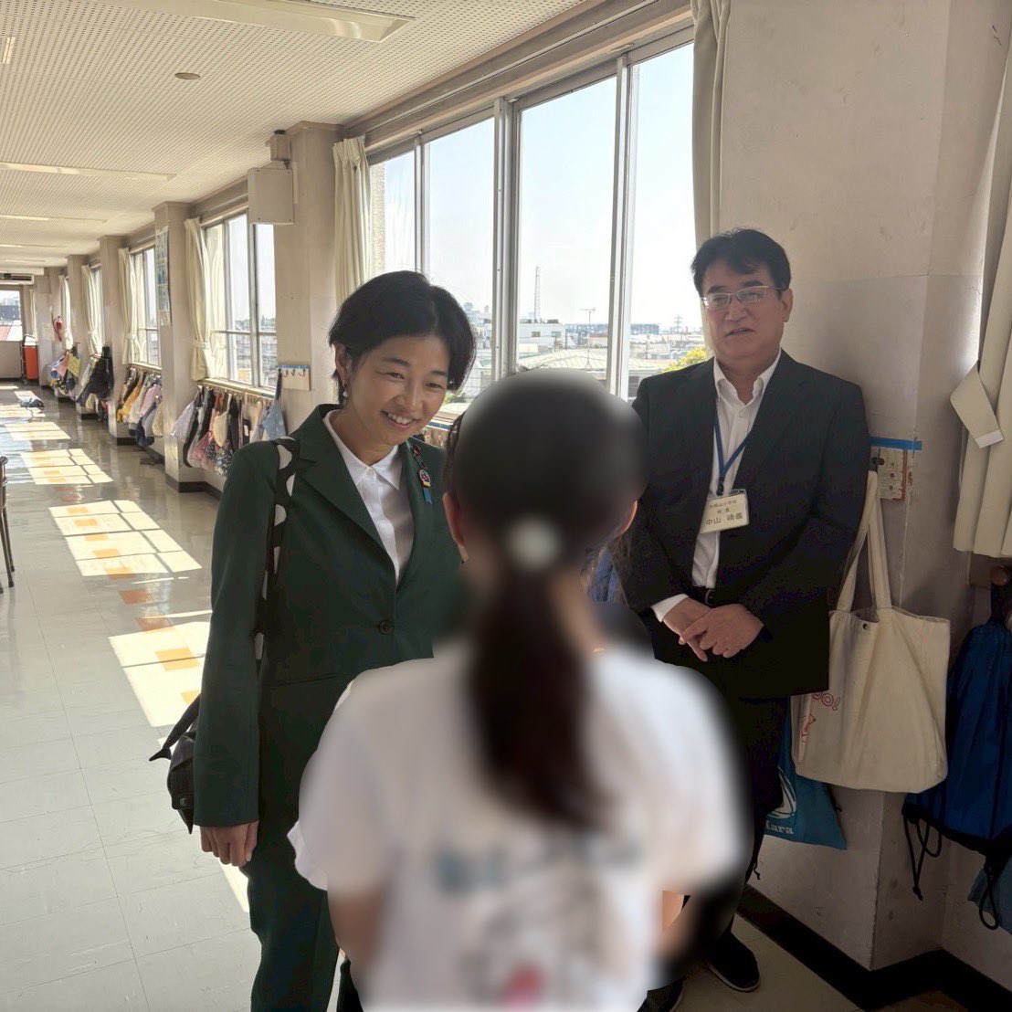 kaoru_gohan's tweet photo. 本日19日は、先般発生した北越高校の部活動遠征中におけるバス事故について、党文部科学部会での議論がありました。辺野古の事件とは性質を異にする部分はありますが、あってはならない事故が続いていることを踏まえ、政府の対応策について、多くのご意見をお寄せいただいています。今後の政策に反映してまいります。

以下先週の活動報告です。
●衆議院本会議などがありました。衆議院・災害対策特別委員会の防災庁設置法案の審議や、参議院・法務委員会の質疑では答弁をさせていただきました。
●自由民主党の古賀篤議員から、「被災地学び支援派遣等枠組み（D-EST）」の取組状況についてお尋ねがありました。
・能登半島地震では、各自治体の教職員等から成る「学校支援チーム」の派遣が行われ、学校再開に大きく貢献していただきました。
・こうした教訓を踏まえ、文部科学省では、教職員等が被災地の学校へ支援に入る「学校支援チーム」の新規設置や機能強化を促進しており、各自治体の取組を今後も支援をしていきたい旨をお答えしました。
●中道改革連合の泉健太議員から、生活スペースの確保に関するスフィア基準を踏まえ、学校施設、特に教室について、避難所として利用することのお尋ねがありました。
・指定避難所として利用する学校施設については、学校が教育の活動の場であることに配慮し、避難所としての機能は応急的なものであることを認識いただいた上で、利用の調整を図る必要があります。
・災害時に避難所として利用する部分とそれ以外の部分との区分等を定めた学校施設の利用計画をあらかじめ策定しておくことが、こうした調整に重要であることなどを申し上げました。
●「著作権法の一部を改正する法律案」について、関係議員への説明を行いました。
 ・同法案は、音楽CDや配信音源が、レストランや店舗などでBGMとして利用された場合等に、アーティスト等の実演家等へ適切な対価を還元できる仕組みを新たに導入するものです。
・海外では広く導入されている仕組みですが、日本では未整備だったため、日本のアーティスト等は海外で楽曲が利用されても適切な対価を得ることができないという課題がありました。 
・今回の改正は、アーティスト等への適切な対価還元を進めるとともに、日本の音楽・アーティストの海外展開にも資するものとなりますので、成立を期してまいります。
●研究開発学校として柔軟な教育課程に取り組む目黒区立大岡山小学校を視察させていただきました。
・同校では、授業1コマを45分から40分に短縮し、生み出した年間127コマの一部を用いて、子どもたちの「自己選択学習の時間」や、取組を充実させるための先生方の研修などを行っておられます。
・校長先生や学校の先生方からお伺いさせていただくとともに、子どもたちからもお話を伺いました。授業編成を工夫し、学校を挙げて、より良い教育を創り出していこうとされていることを感じました。本年度行う学習指導要領の改訂にあたっても活かしていきたいと考えています。
●上記以外にも、様々な方々にお話を伺い、教育政策についての検討を進めています。
・教育改革に取り組んでいる自治体の教育長の方々や、AI等の有識者の方々から、それぞれ、今後の教育政策のあり方についてお伺いしました。
・文部科学省が後援する「EDIX 教育総合展」に伺いました。学校のDX化の最前線の様子を出展者の方々からお伺いさせていただきました。
●先週も政策勉強会を開催させていただき、中東情勢への対応、文部科学大臣政務官として取り組んでいる教育政策の動向など、お話させていただきました。
・質問コーナーでは、教職員自身の学びの機会の確保、政策と現場の乖離をうめる方策、教育のあり方など多くのご質問やご意見をいただきました。
・次回は今月31日（日）10:30～西東京市民文化プラザで予定しております。
●超党派の当選同期と立ち上げた和平調停の勉強会で、スイス、オマーン、トルコの方々から取組みをお伺いしたり、日本・アラブ首長国連邦（UAE）友好議員連盟で中東情勢についてお伺いしたりしました。
●そのほか、労働政策、成年後見制度、銀行不正融資問題、林業振興、運送業や自動車整備業における中東情勢の影響、直近の政府外交などについても、情報収集や意見交換をさせていただきました。
●向山じゅん衆議院議員のInstagram Live「むこじゅんlive」にお邪魔させていただき、大臣政務官として試行錯誤中のことなど、お話させていただきました。追って、向山さんのYouTubeチャンネルでもアーカイブ配信予定です。

続く📝